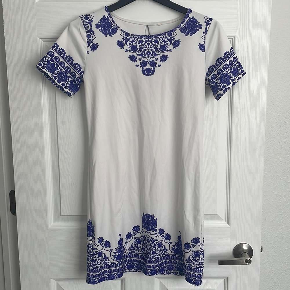 NWOT Boutique Hand Sewn White Short Sleeve Dress Blue Floral Oriental Pattern